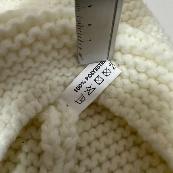 Elegant Cream Knit Beanie with Faux Fur Pom-Pom - Picture 3 of 4